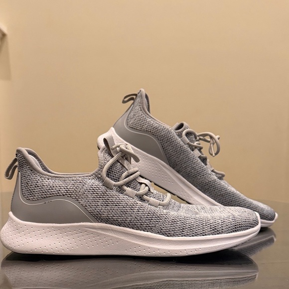 Avia Shoes - Avia Light Gray Athletic Shoes. Casual Every Day Shoe Womens 8.5. Minimal wear.